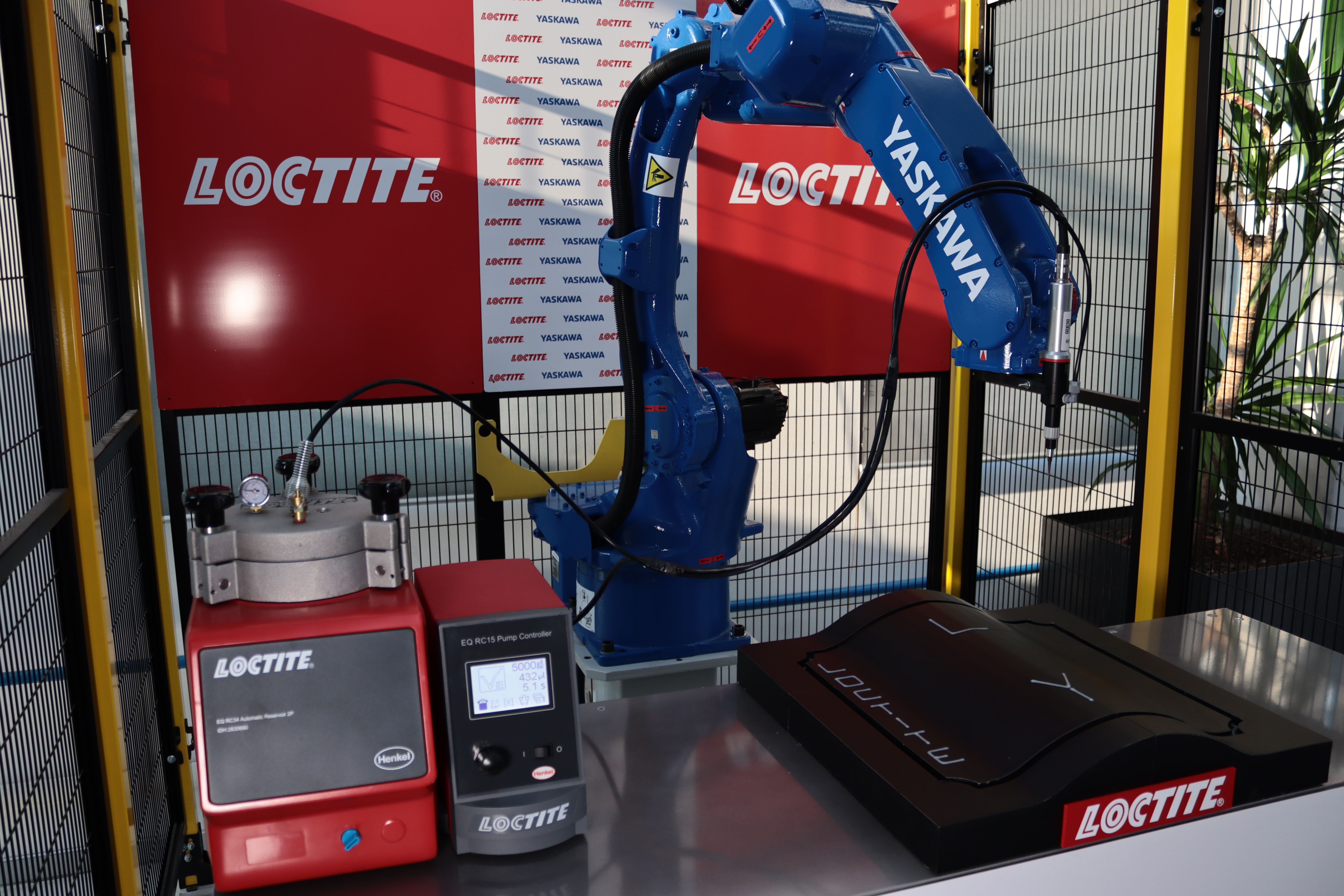 Sistemi di dosaggio e robot: Henkel presenta con Yaskawa una soluzione combinata per l’incollaggio industriale