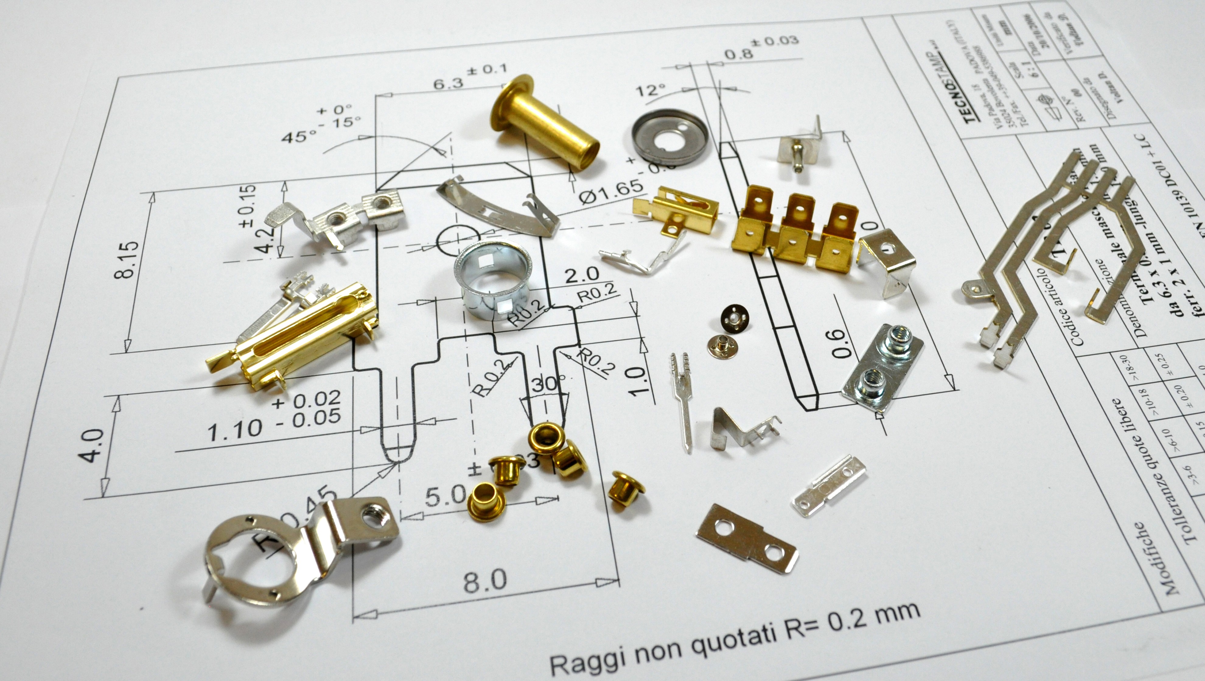 Occhielli, faston a inserire e rivettare, terminali pcb, guidaspazzole, terminali in bobina, molle, terminali filettati, parti assemblate per condensatori